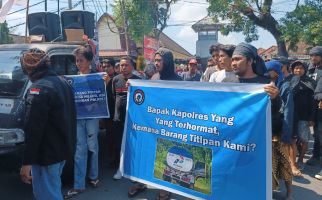 Protes Hilangnya Barang Bukti Mobil Tangki, Laskar Mandalika Demo di Polres Lombok Tengah - JPNN.com