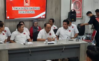 Projo Sebut Jokowi Masih Berupaya Satukan Prabowo dan Ganjar - JPNN.com