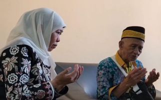 Khofifah Menemui Harun Calon Haji Tertua RI Berusia 119 Tahun: Mohon Doanya untuk Jawa Timur - JPNN.com