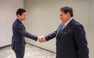 Menko Airlangga Sampaikan Keinginan Presiden Jokowi Kepada Menteri Ekonomi Jepang - JPNN.com