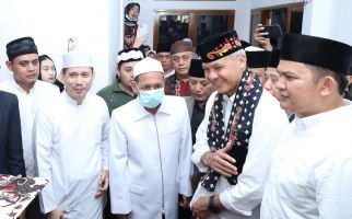 Ganjar Pranowo Mendapat Serban Batik ketika Sowan ke Kiai Sepuh Banten - JPNN.com
