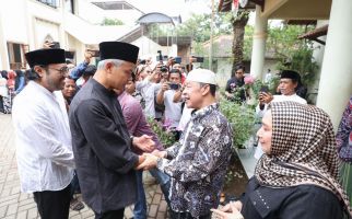 Ganjar Pranowo Disambut Nyai dan Santri Ketika Berkunjung ke Ponpes Buntet Cirebon - JPNN.com