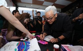 Ganjar Melukis Kaus Hingga Nyanyi Bareng Influencer dan Gen Z di Cirebon - JPNN.com