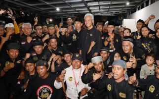 Ganjar Pranowo Diberi Gelar Anggota Kehormatan Luar Biasa oleh Laskar Agung Macan Ali Cirebon - JPNN.com
