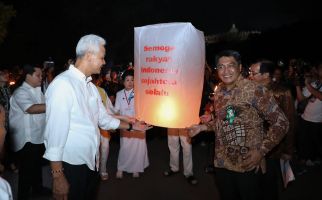 Ganjar Ikut Terbangkan Lampion di Borobudur dan Rasakan Kebahagiaan Umat Buddha - JPNN.com