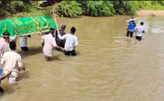 Viral Warga Seberangi Sungai Bawa Jenazah, Ada Keranda yang Terguling - JPNN.com