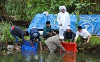 Sukarelawan Ganjar Latih Santri Milenial di Ponpes Al Istiqomah Budi Daya Ikan Nila - JPNN.com