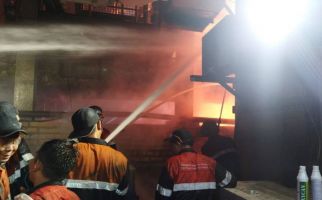 Pabrik Botol Beling di Cakung Jaktim Hangus Terbakar - JPNN.com