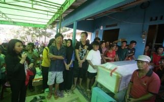 Karolin Serahkan Jenazah Korban Penusukan Oknum TNI AD Kepada Keluarga di Landak - JPNN.com