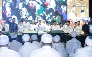 Gus Imin dan Syekhermania Berselawat dalam Haul Mbah Dim di Kendal - JPNN.com