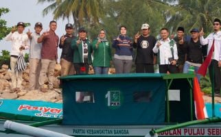 Luqman Serahkan Ambulans Laut Bantuan Gus Muhaimin untuk Warga Pulau Sebesi - JPNN.com