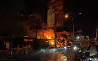 5 Toko dan 2 Rumah Terbakar di Kota Padang, Kerugian Ditaksir Mencapai Rp 1 Miliar - JPNN.com