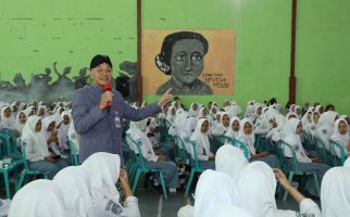 Ganjar Beri Pendidikan Pancasila Untuk Siswa Lewat Program Gubernur Sambang Sekolah - JPNN.com
