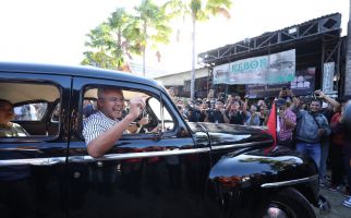 Momen Ganjar Naik Mobil Retro Milik Istri Presiden Soekarno, Simbol Menuju RI 1 - JPNN.com