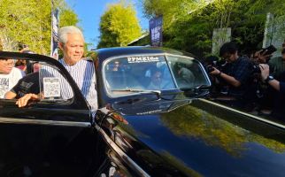 Ganjar Pranowo Menumpangi Mobil Bersejarah Milik Fatmawati Soekarno ke Lokasi Acara Gen Z di Bali - JPNN.com