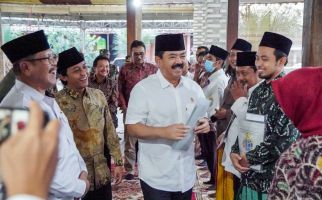 Menteri Hadi Antarkan Langsung Sertifikat Hasil PTSL ke Rumah Warga Desa di Bangkalan - JPNN.com