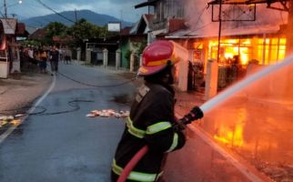 Kebakaran di Padang Menghanguskan 7 Bangunan - JPNN.com