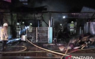 Kebakaran Menghanguskan 2 Bangunan di Klender Jakarta Timur - JPNN.com