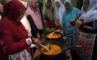 Kiai Muda Ganjar Ajarkan Warga Tuban Membuat Rendang Ayam dan Sapi - JPNN.com