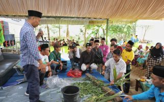 Kiai Muda Ganjar Ajarkan Sistem Pertanian Terpadu kepada Petani Blitar - JPNN.com