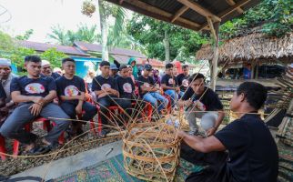 Ganjar Milenial Latih Petani Buat Keranjang Kelapa Sawit - JPNN.com