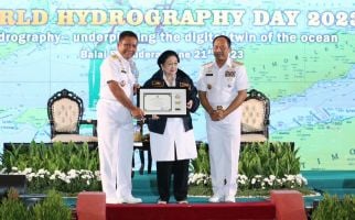 Megawati Terima Brevet Hidro-Oseanografi Saat Hadir di Acara TNI AL - JPNN.com