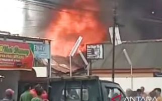 Kebakaran Melanda Dua Rumah di Jalan DI Panjaitan Palembang - JPNN.com