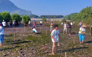 Nelayan Ganjar Gelar Aksi Menanam Mangrove Bersama Masyarakat di Pantai Pancer Puger - JPNN.com