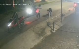 Aksi Begal Motor di Bekasi Terekam CCTV, Korban Pasrah, Lihat! - JPNN.com