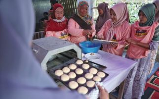 Mak Ganjar Lakukan Pengembangan Usaha Kue Khas Bugis di Bone - JPNN.com