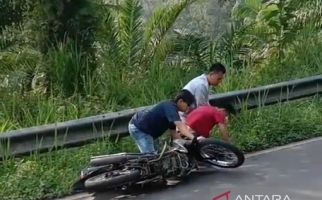 Seru, Aksi Heroik Polisi Menggagalkan Begal Motor - JPNN.com