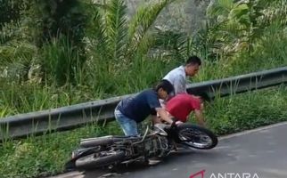 Aksi Begal Beraksi di Jalan Lintas Bengkulu-Sumsel, Video Penangkapan Pelaku Viral - JPNN.com
