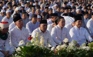 Prabowo dan Iwan Bule Salat Iduladha Bersama di Stadion Mandalamukti Cikalong Wetan - JPNN.com