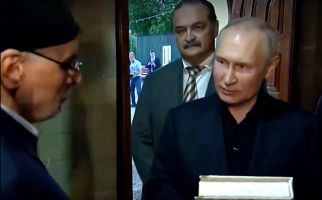 Pegang Al-Qur'an, Putin Tegaskan Penista Kitab Suci Umat Islam Harus Dihukum - JPNN.com