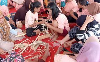 Mak Ganjar Mengajarkan Ibu-Ibu di Banyuwangi Cara Membuat Besek Ikan - JPNN.com