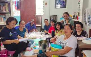PSE, Panitia HPS 2023 dan WKRI Gereja Santa Theresia Salurkan Makanan ke Lansia - JPNN.com