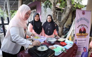 Mak Ganjar Bikin Pelatihan Pembuatan Martabak Kentang untuk Ibu-Ibu di Palembang - JPNN.com