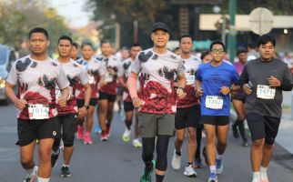 Ganjar Pranowo Lari Bareng Joker, Sempat Heran Lihat Orang Pakai Batik - JPNN.com