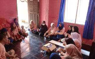 Mak Ganjar Ajarkan Ibu-Ibu Cara Membuat Roti Jadul di Bandar Lampung - JPNN.com
