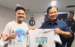 Prabowo Nonton Konser Ari Lasso, Fan Menghadiahi Kaus 'Sing Penting Happy' - JPNN.com