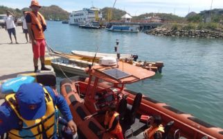 Kapal Pinisi Berpenumpang 17 Orang Patah Kemudi di Labuan Bajo - JPNN.com