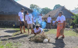 Orang Muda Ganjar Bersama Warga Gotong Royong Bersihkan Tempat Wisata di Lombok Utara - JPNN.com