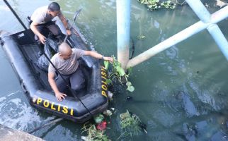 Personel Polda Sumsel Bersih-Bersih Sungai Sekanak - JPNN.com