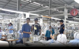 Bea Cukai Magelang Kawal Ekspor Garmen Asal Temanggung ke Negeri Paman Sam - JPNN.com