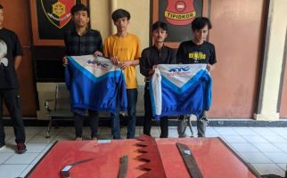 Anggota Geng Motor GBR dan XTC Bawa Celurit, Pedang, Golok - JPNN.com