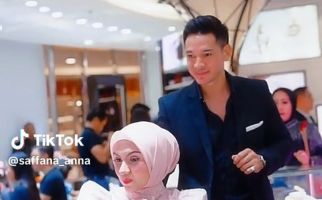 Heboh, Video Andrew White Mengalungi Seorang Perempuan Berhijab - JPNN.com