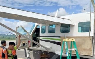 Pesawat Smart Air yang Ditembaki KKB Membawa 7 Personel Satgas Damai Cartenz - JPNN.com