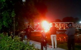 KA Brantas Tabrak Trailer di Semarang, Ada Ledakan dan Kobaran Api di Atas Jembatan - JPNN.com