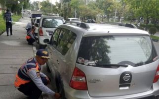 Ban Ratusan Kendaraan yang Parkir Liar Digembosi Dishub Pekanbaru - JPNN.com