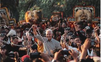 Konon Baju Hitam Putih Ganjar Pranowo Jadi Pertanda Dukungan dari Jokowi - JPNN.com